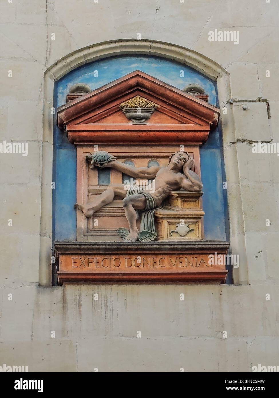Nantes, Francia, Europa - 8 agosto 2026: Sollievo su una facciata storica nella Rue de la Juiverie, quartiere ebraico. Il testo latino dice "Aspetto fino a quando arriva Foto Stock