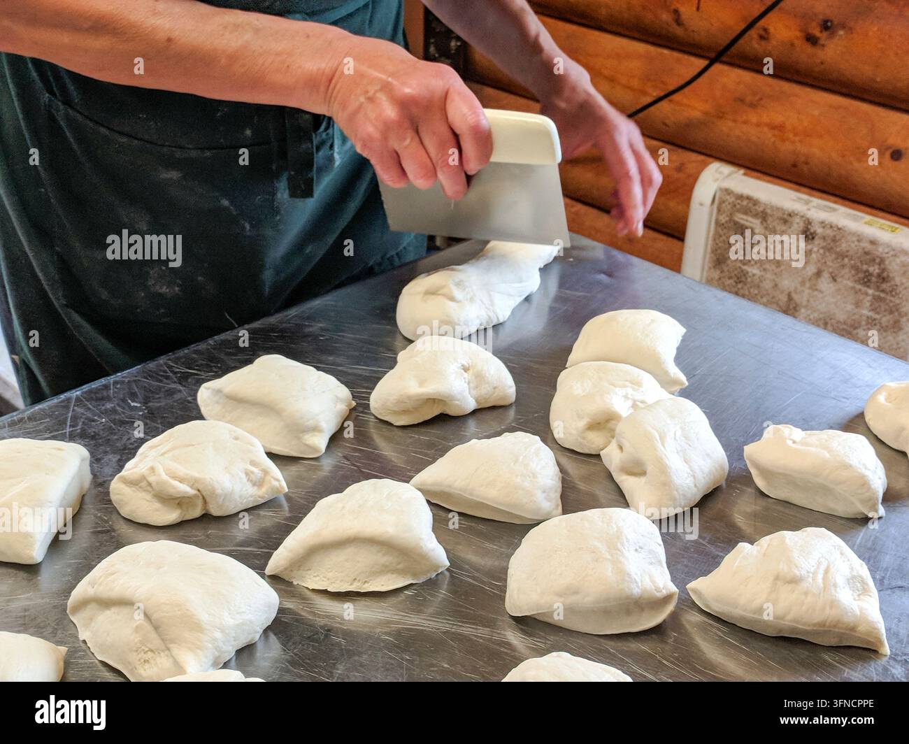 Questi panini fatti in casa con lievito naturale erano un richiamo popolare per i clienti di questo piccolo ristorante. Foto Stock