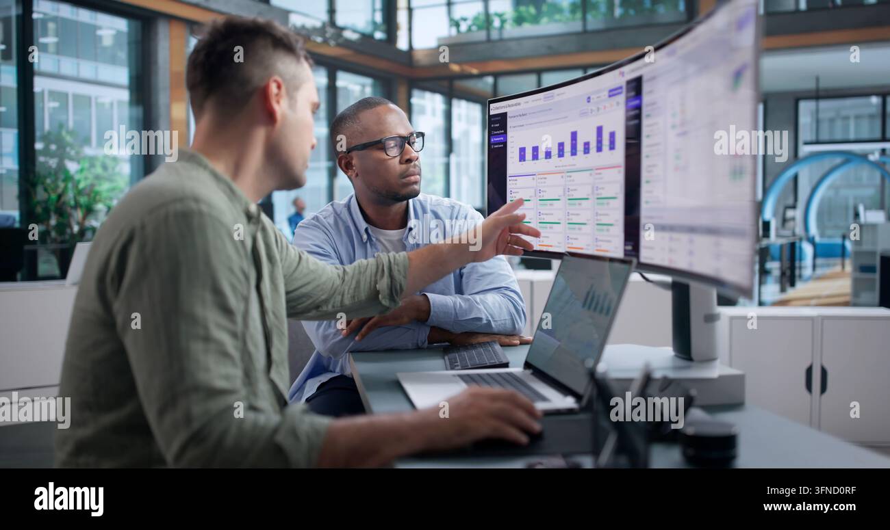 Il responsabile degli account controlla attentamente il dashboard delle crediti invecchiati per migliorare il flusso di riscossione. Foto Stock