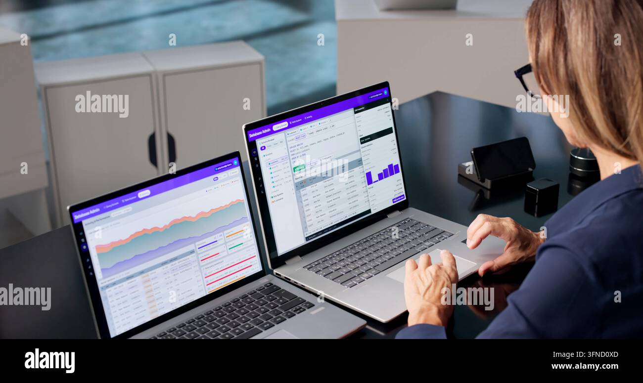 Amministratore di database controlla attentamente i risultati della query sull'interfaccia del laptop. Foto Stock