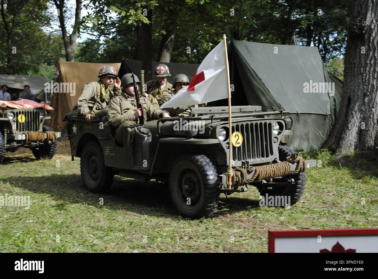Jeep della Seconda Guerra Mondiale con attori-sanitari durante un evento di storia vivente a Rockford, Illinois, come parte di un convoglio che lascia l'accampamento. Foto Stock