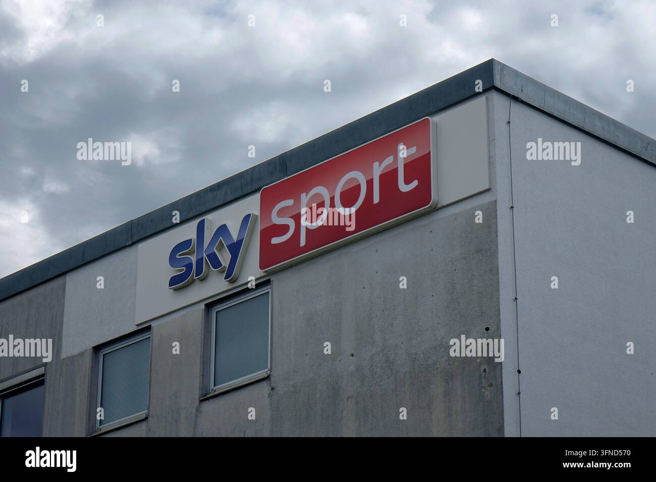 Cielo a Unterföhring vicino a Monaco di Baviera Cielo a Unterföhring vicino a Monaco di Baviera, 05.07.2026, Monaco di Baviera, Unterföhring, Medienallee, Germania Sky Deutschland ha la sua sede principale a Unterföhring vicino a Monaco di Baviera. *** Cielo a Unterföhring vicino a Monaco di Baviera Cielo a Unterföhring vicino a Monaco di Baviera, 5 luglio 2026, Monaco di Baviera, Unterföhring, Medienallee, Germania Sky Deutschland ha la sua sede principale a Unterföhring vicino a Monaco di Baviera Foto Stock