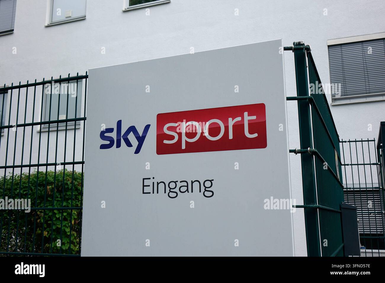 Cielo a Unterföhring vicino a Monaco di Baviera Cielo a Unterföhring vicino a Monaco di Baviera, 05.07.2026, Monaco di Baviera, Unterföhring, Medienallee, Germania Sky Deutschland ha la sua sede principale a Unterföhring vicino a Monaco di Baviera. *** Cielo a Unterföhring vicino a Monaco di Baviera Cielo a Unterföhring vicino a Monaco di Baviera, 5 luglio 2026, Monaco di Baviera, Unterföhring, Medienallee, Germania Sky Deutschland ha la sua sede principale a Unterföhring vicino a Monaco di Baviera Foto Stock