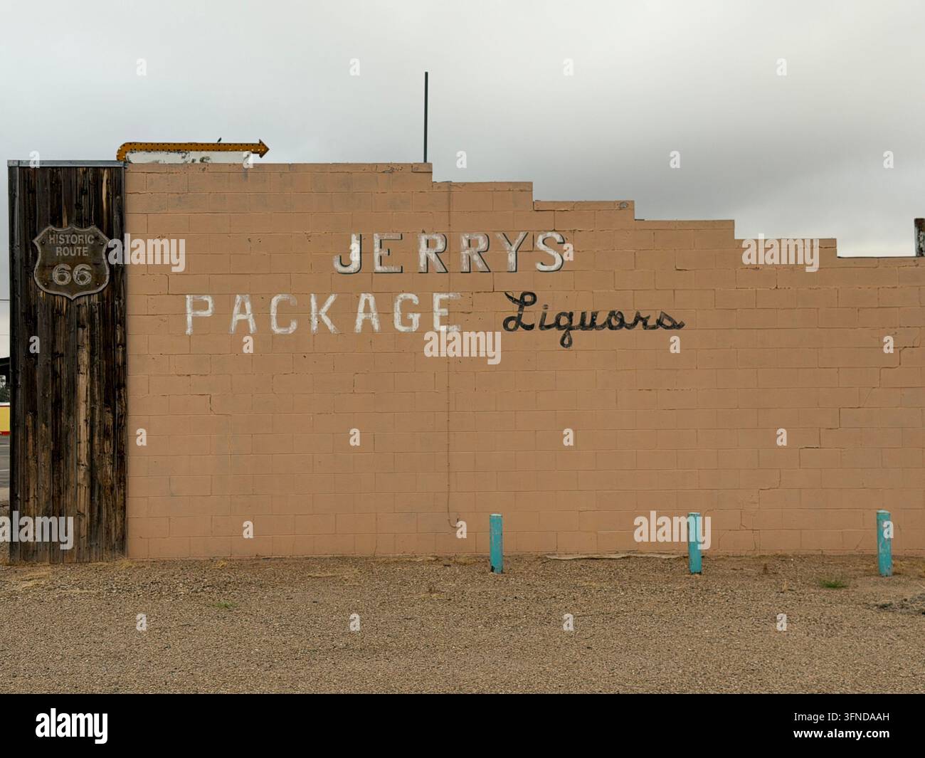 Tucumcari, Nuovo Messico, USA. 21 settembre 2026. Tucumcari, nel Nuovo Messico, è una tappa classica della Route 66, famosa per i suoi cartelli al neon vintage, i motel retrò e i vibranti murales lungo il Tucumcari Boulevard. La Route 66 ha celebrato il suo 100° anniversario quest'anno nel 2026.Lato dell'edificio Jerrys Package Liquors con il nome dell'azienda dipinto. Foto Stock