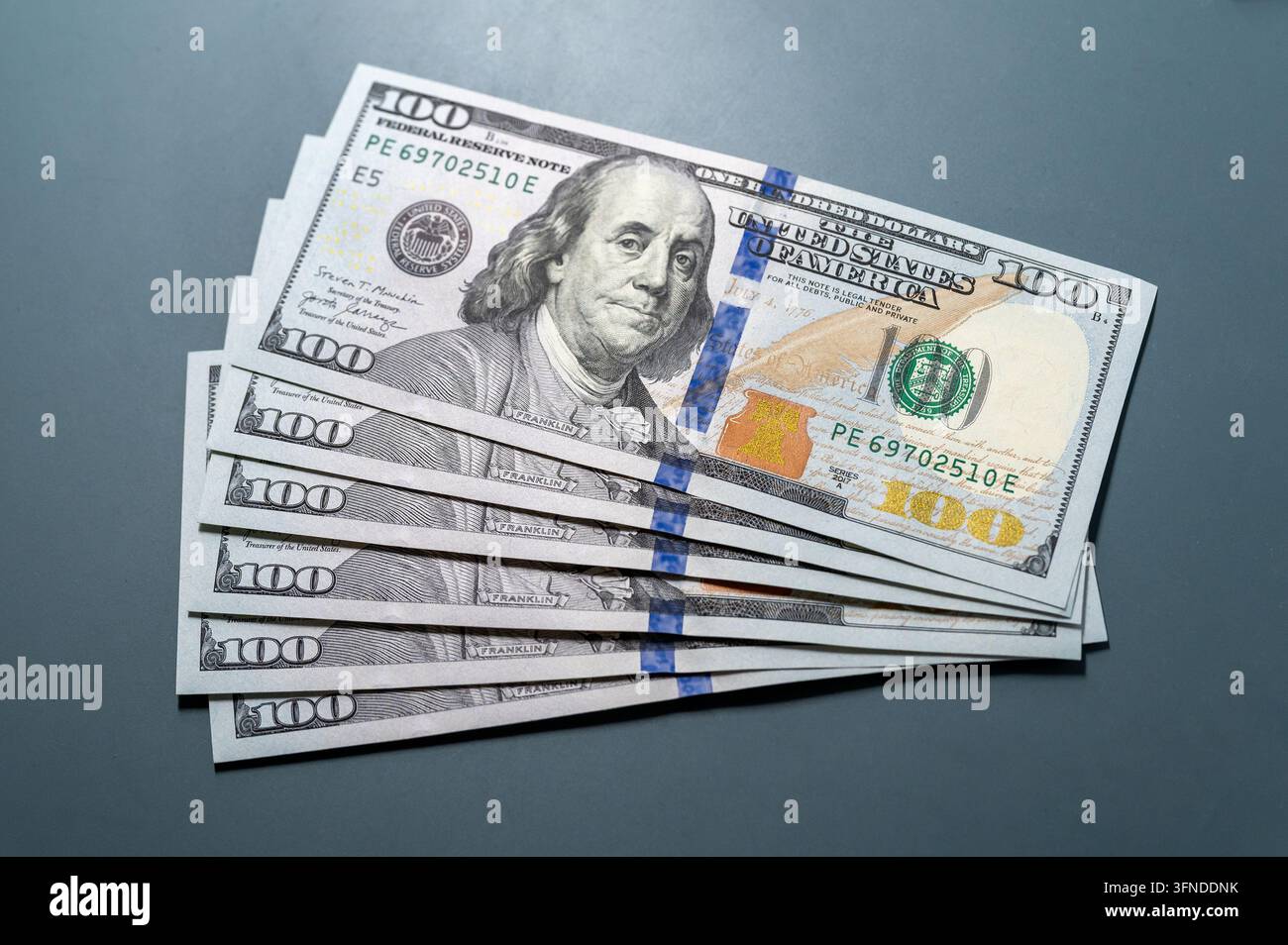 Banconote di dollari americani con Benjamin Franklin, che rappresentano finanza e ricchezza Foto Stock