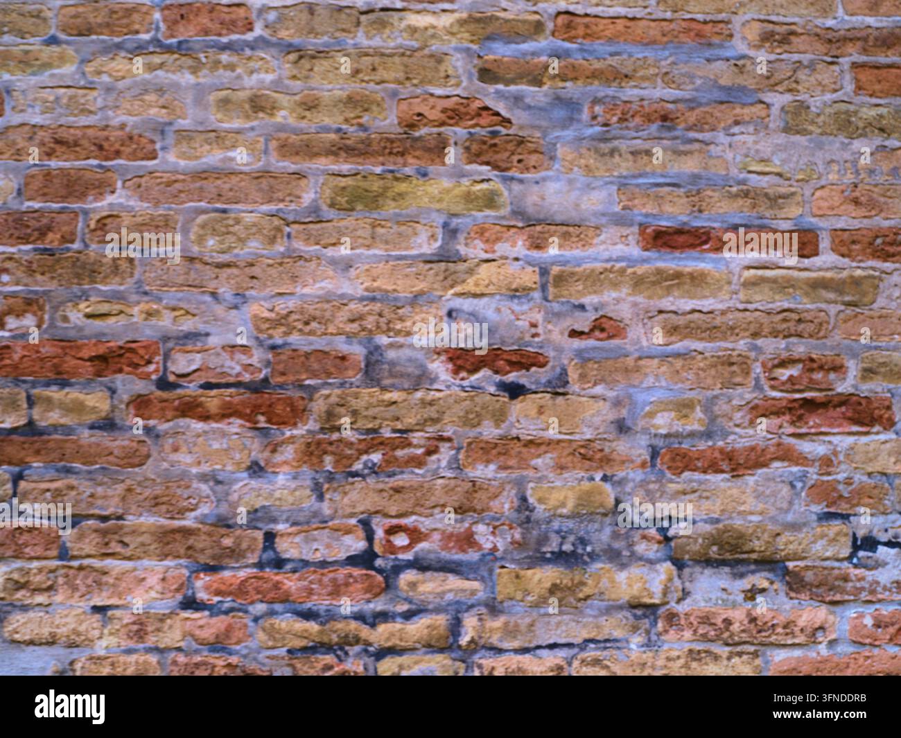 Muro di mattoni con varie sfumature e texture Foto Stock
