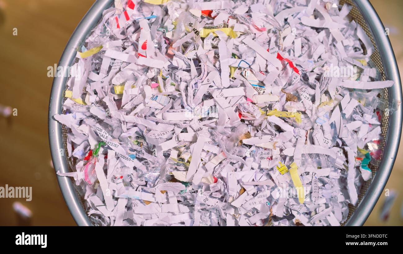 Procedura di distruzione dei documenti in uno spazio ufficio Foto Stock
