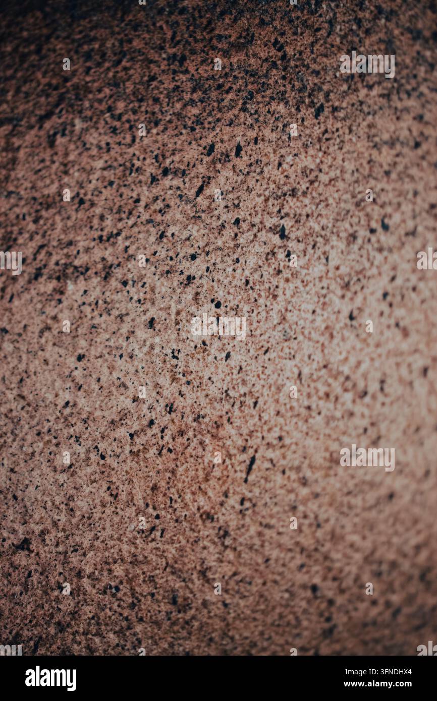 Texture di sfondo a macro distanza ravvicinata di pietra di granito marrone lucidata con venatura screziata Foto Stock