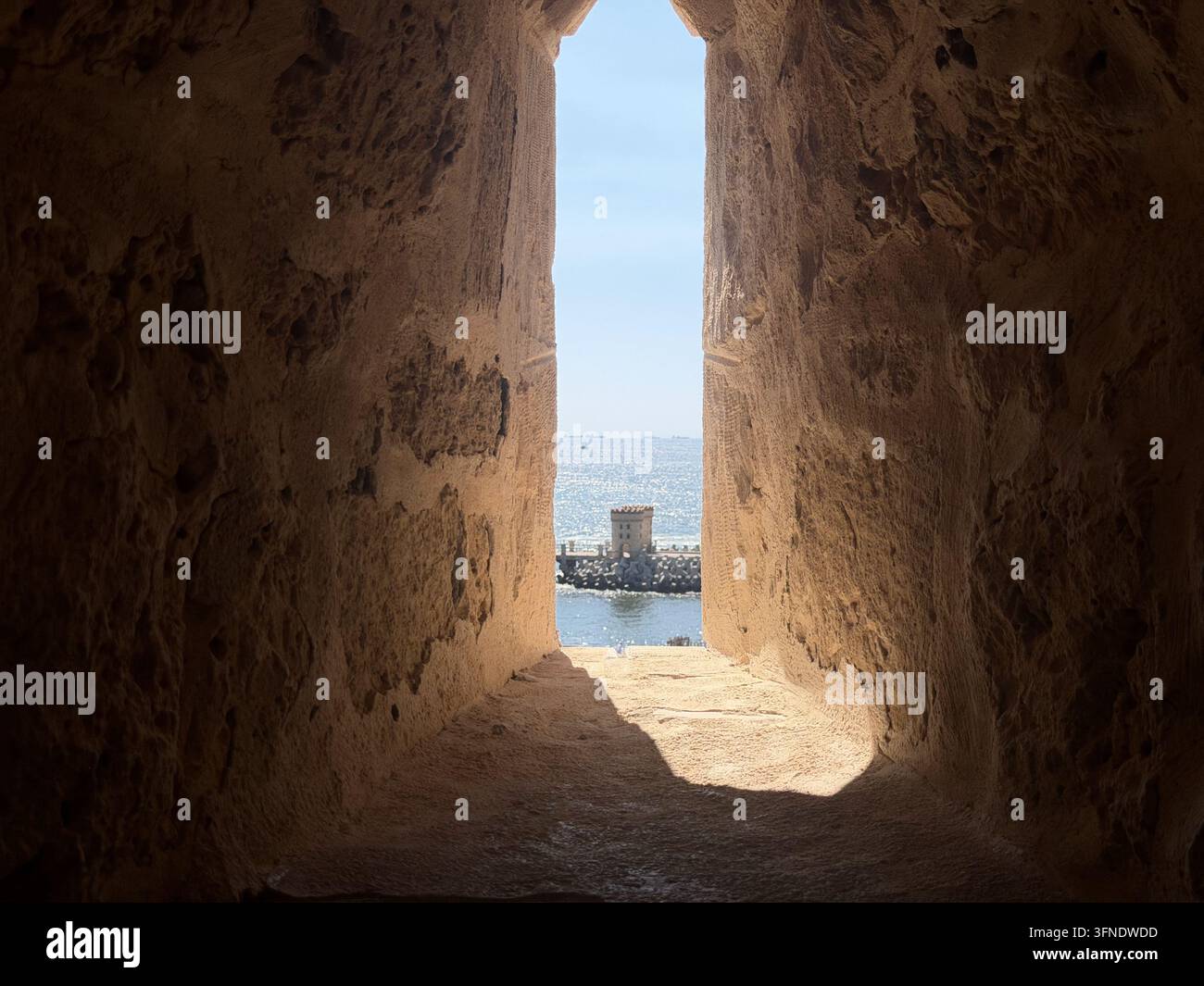 Vista mediterranea incorniciata dalle mura della Cittadella di Qaitbay, fotografata alla Cittadella di Qaitbay sulla costa mediterranea di Alessandria, Egitto. - Immagine stock catturata con smartphone