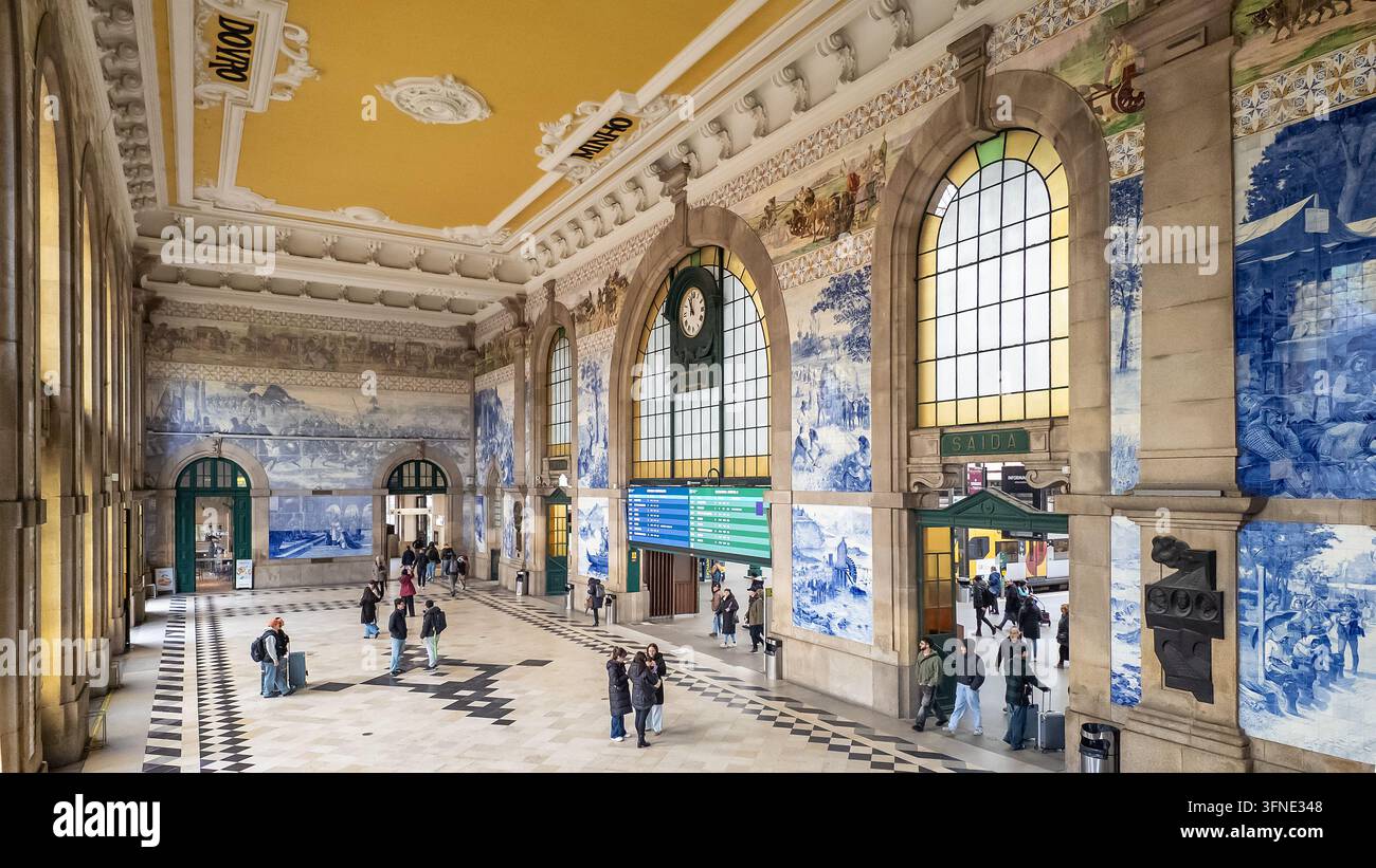 Sala della stazione ferroviaria di Sao Bento decorata con pannelli di piastrelle azulejo a Porto, Portogallo Foto Stock