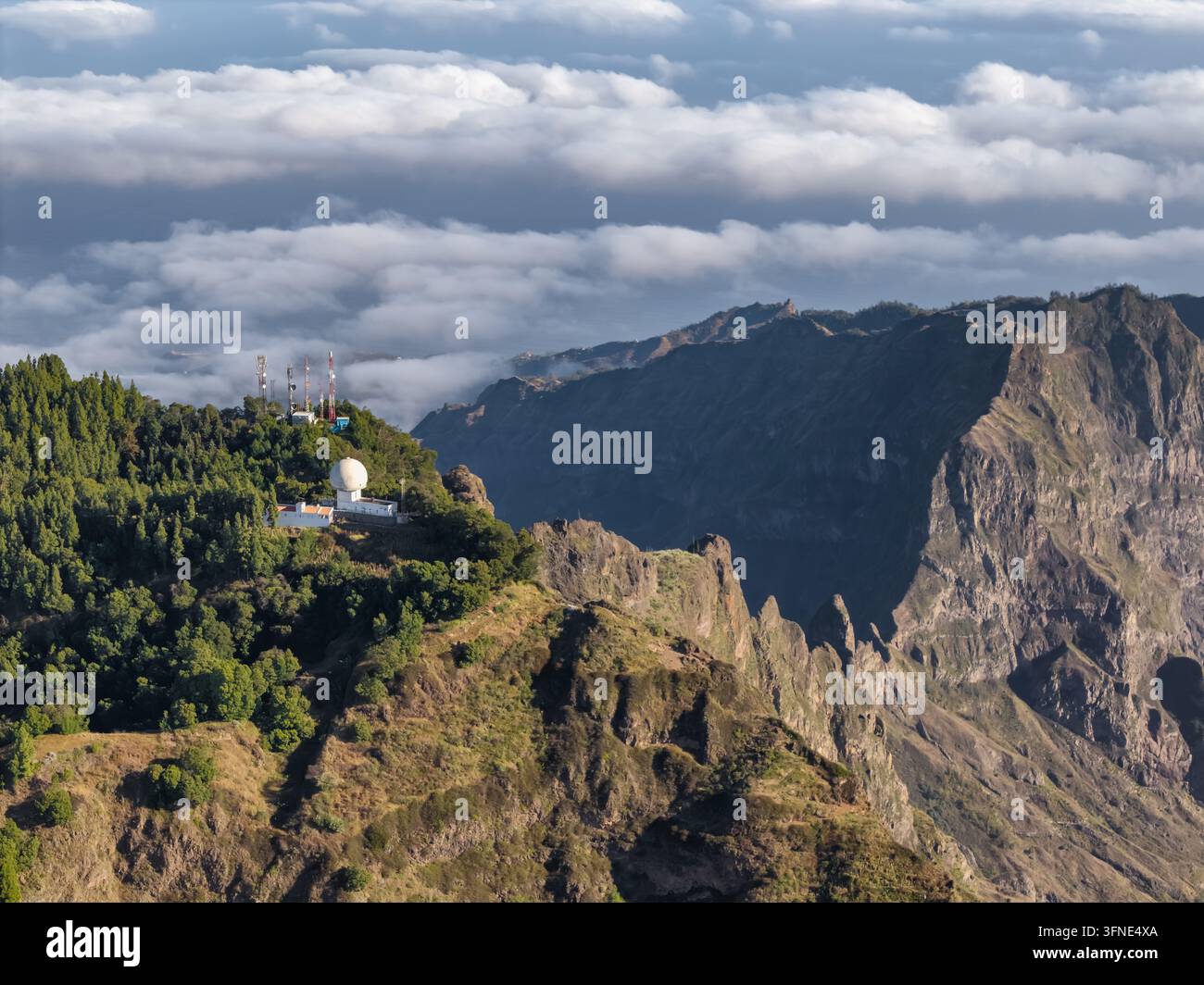 Vista aerea della caldera vulcanica di Cova Crater su Santo Antao, Capo Verde Foto Stock