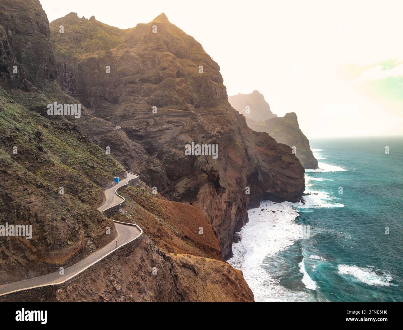 Veduta aerea di una strada costiera lungo scogliere ripide dell'oceano a Santo Antão, Capo Verde Foto Stock