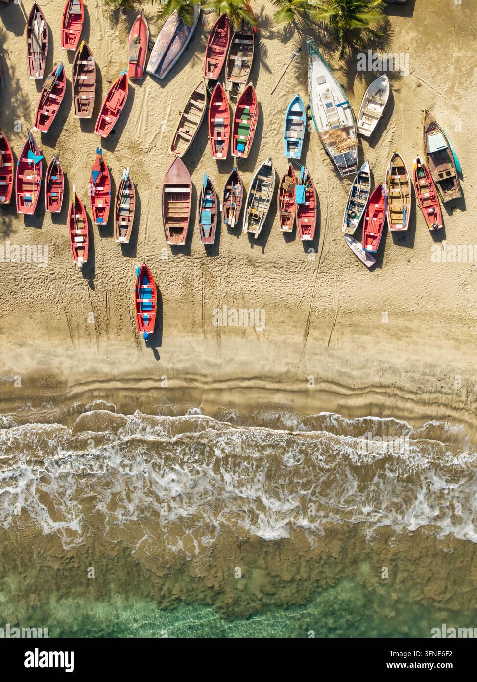 Vista aerea dall'alto di barche da pesca in legno allineate, spiaggia di Tarrafal a Capo Verde Foto Stock