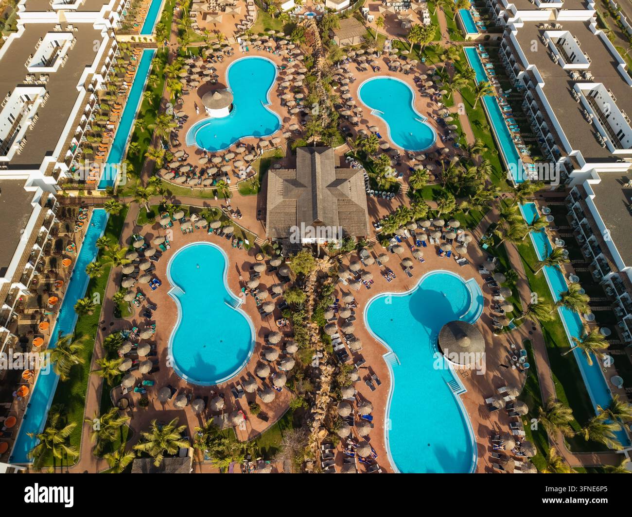 Vista aerea dall'alto delle piscine in un resort di lusso sull'isola di Sal a Capo Verde Foto Stock