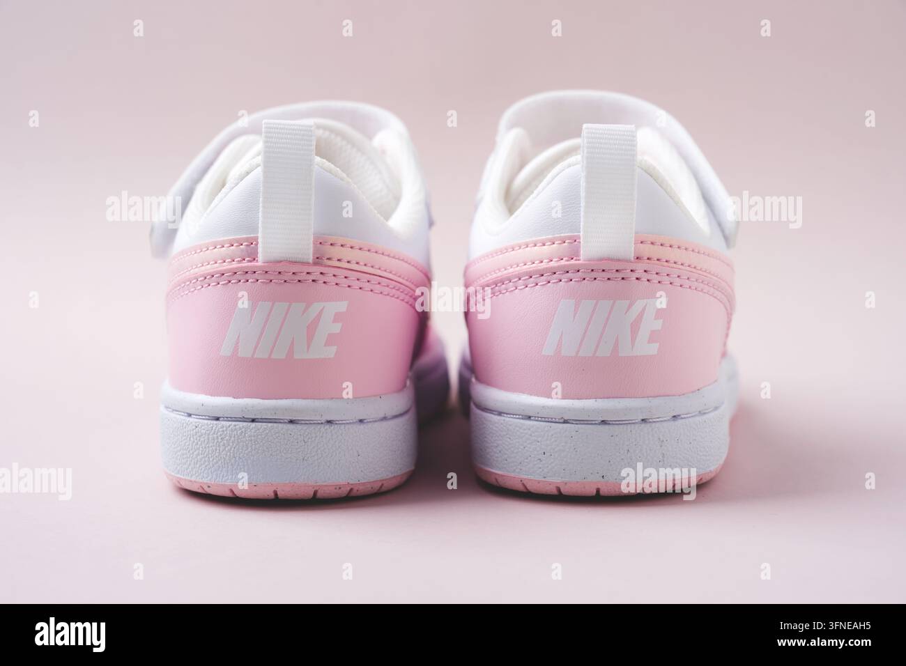 Antalya, Turchia – 2 settembre 2026: Scarpe da ginnastica Nike Court Borough Low Recraft bianche e rosa fotografate da dietro Foto Stock