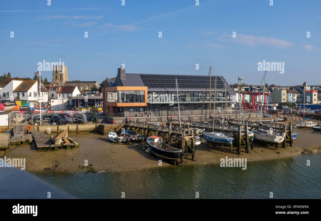 L'edificio pluripremiato del Sussex Yacht Club che è stato completato nel 2021 e fondato originariamente nel 1892 a Shoreham, Sussex, Inghilterra. UK 2026 Foto Stock