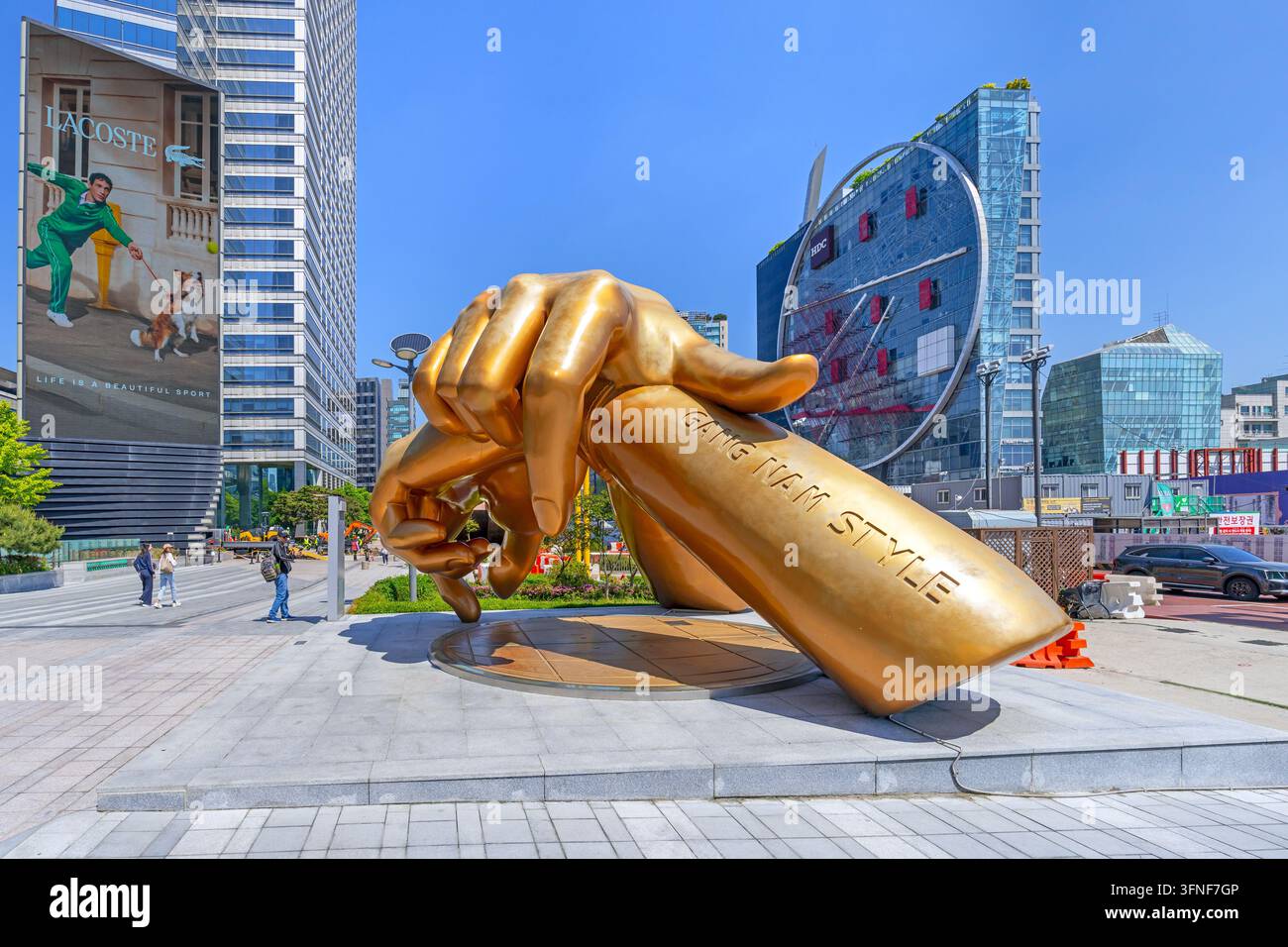 Statua in stile Gang Nam su COEX Square a Samseong-dong, quartiere del distretto di Gangnam nella capitale Seoul, Corea del Sud Foto Stock