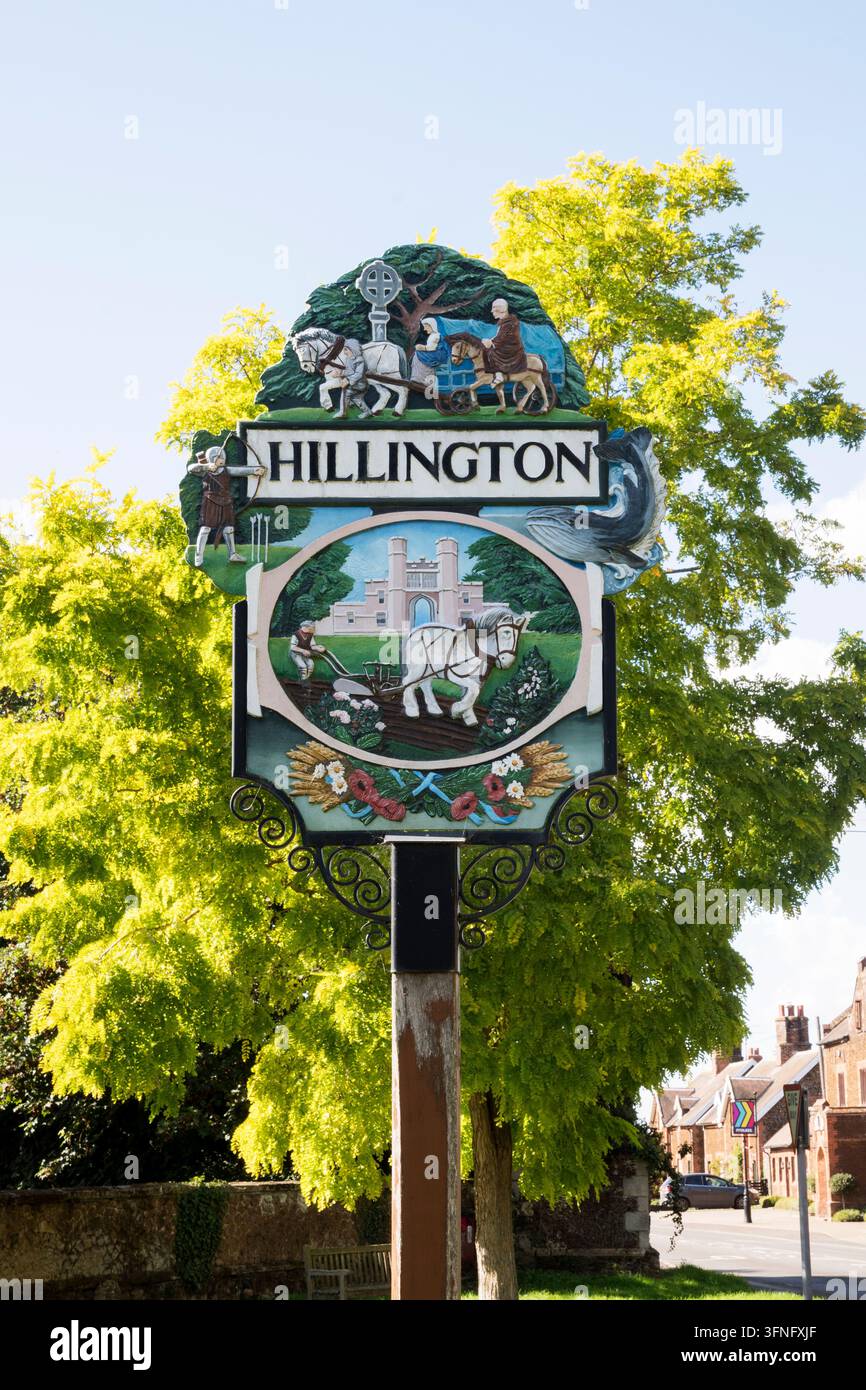 Il lato est del cartello del villaggio di Hillington nel Norfolk mostra un cavallo che ara davanti al portale di Hillington Hall. Foto Stock
