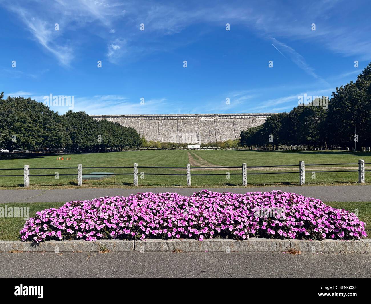 L'ultimo giorno dell'estate 2026 al Kensico Dam Plaza di Valhalla Westchester, New York Foto Stock