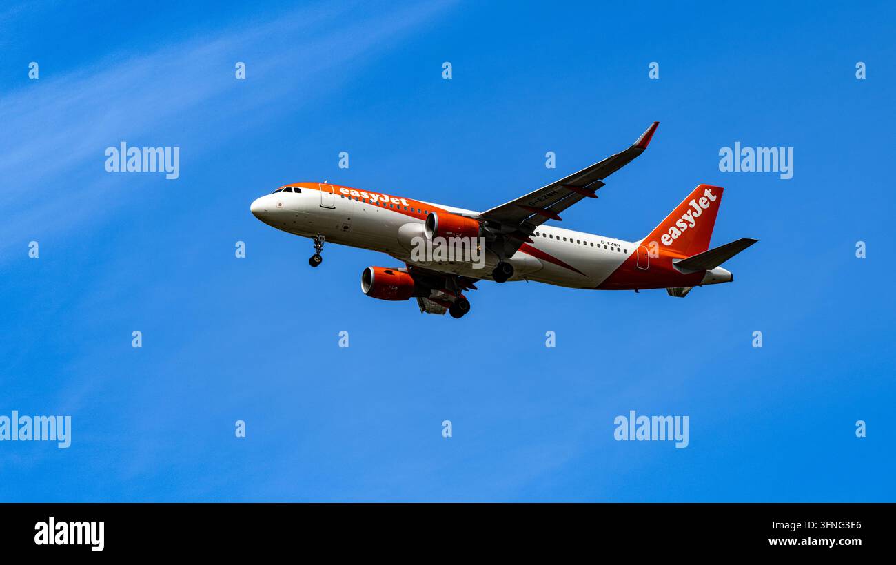Aereo Easyjet in volo in avvicinamento all'aeroporto di Glasgow Foto Stock