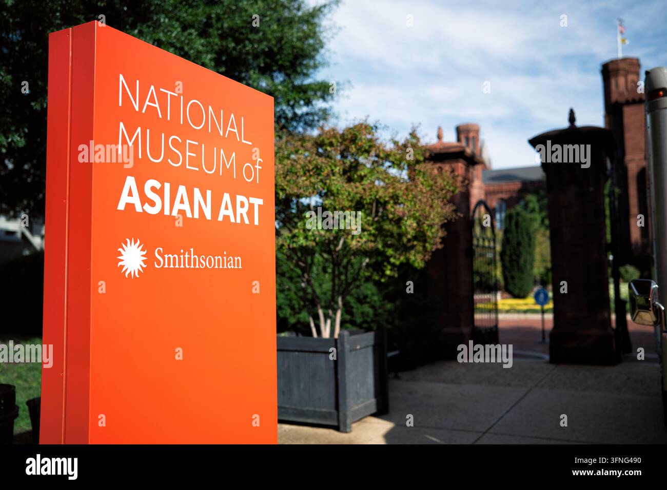 Insegna del Museo Nazionale d'Arte Asiatica a Washington DC | WASHINGTON — Una nuova segnaletica segna l'ingresso del Museo Nazionale d'Arte Asiatica presso l'Enid A. Haupt Garden sul National Mall, fotografata venerdì 2 ottobre 2026. Il giardino si trova sul lato sud dell'edificio della Smithsonian Institution, noto come il Castle, tra l'Arts and Industries Building e lo Smithsonian Quadrangle. La Smithsonian Institution ha posto la Arthur M. Sackler Gallery e la Freer Gallery sotto il nome istituzionale condiviso Museo Nazionale d'Arte Asiatica nel dicembre 2019, mantenendo entrambi i nomi delle gallerie individuali. Il muse Foto Stock