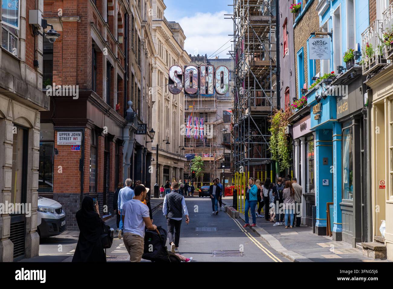 Londra Inghilterra – 29 maggio 2023: Una strada stretta a Londra con un cartello per il quartiere SOHO Foto Stock