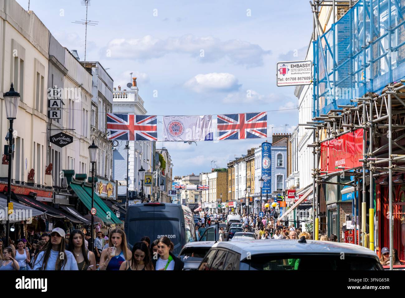 Londra Inghilterra - 28 maggio 2023: Portobello Road affollata a Notting Hill in Inghilterra con molti negozi Foto Stock