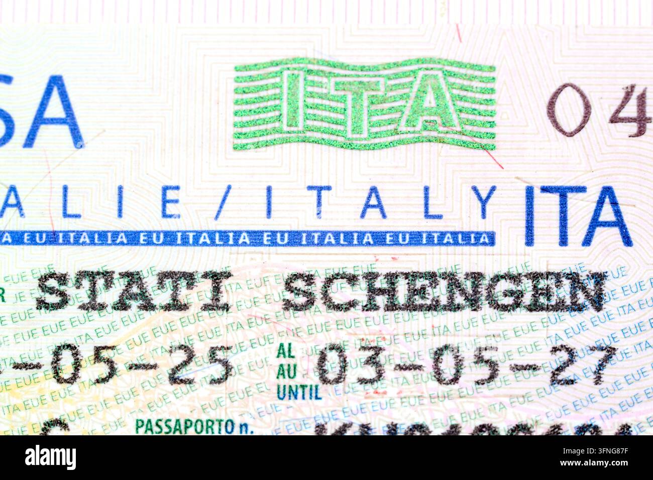 Dettagli macro della pagina del visto Schengen italiano all'interno del passaporto. Emblema olografico verde, elementi di testo stampati in blu, date di scadenza su officia Foto Stock