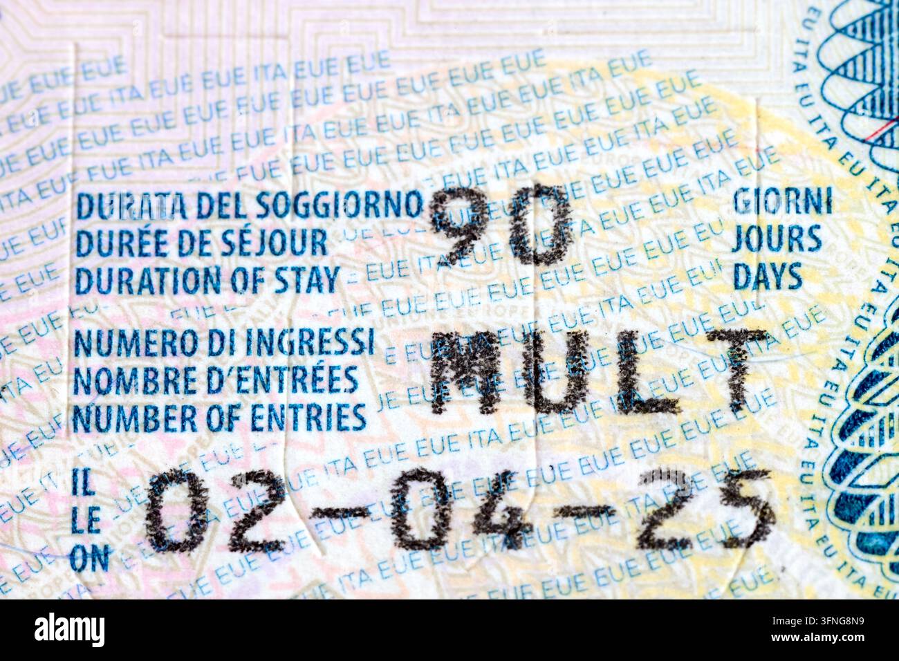 Dettagli macro della pagina del visto Schengen italiano all'interno del passaporto. Durata del soggiorno, numero di ingressi multipli, date valide elementi di testo stampati o Foto Stock
