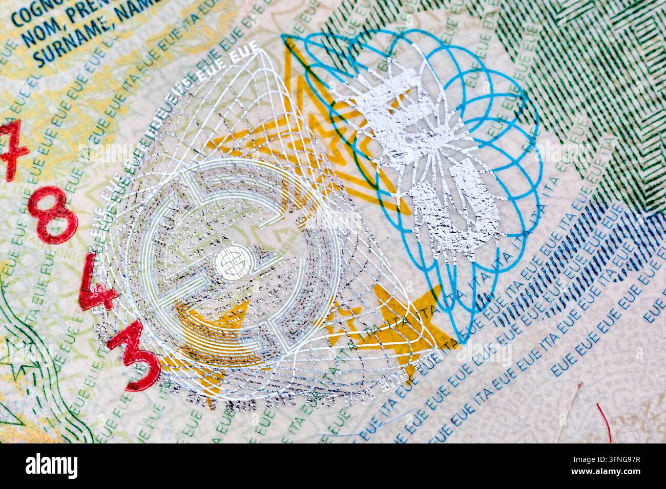 Dettagli macro della pagina del visto Schengen italiano all'interno del passaporto. Motivo di sicurezza a guilloche fine, sigilli protettivi olografici, elementi di testo stamp Foto Stock