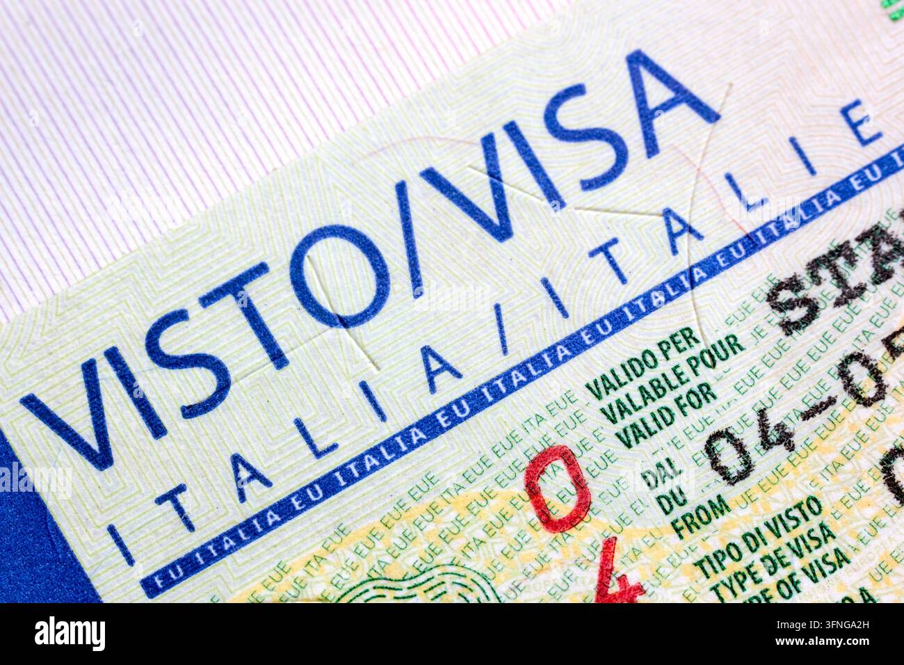 Dettagli macro della pagina del visto Schengen italiano all'interno del passaporto. Elementi di testo stampati in blu, linee di microstampa di sicurezza, dettagli del timbro sul documento ufficiale Foto Stock