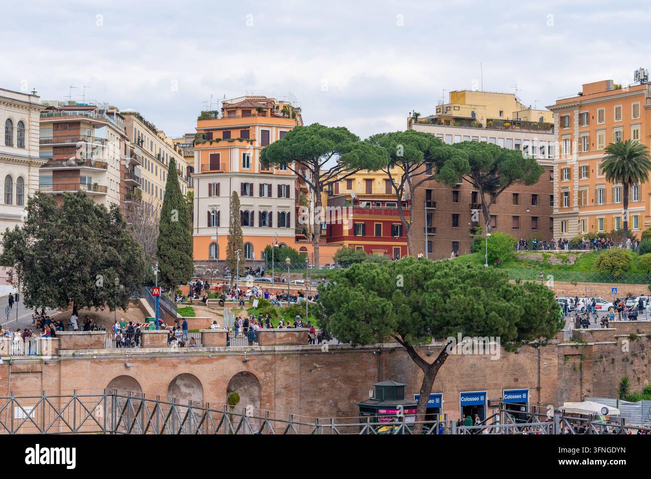 Roma, Italia - 09 marzo 2025: Una scena vivace a Roma con edifici storici, alberi rigogliosi e pedoni che passeggiano lungo una promenade scenografica Foto Stock
