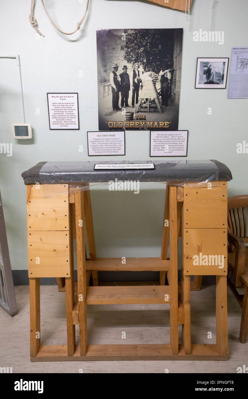 Canon City, Colorado – Una replica di "The Old Grey Mare", una panca a cui i prigionieri venivano legati per le frustate, esposta al Museo della Prigione del Colorado Foto Stock