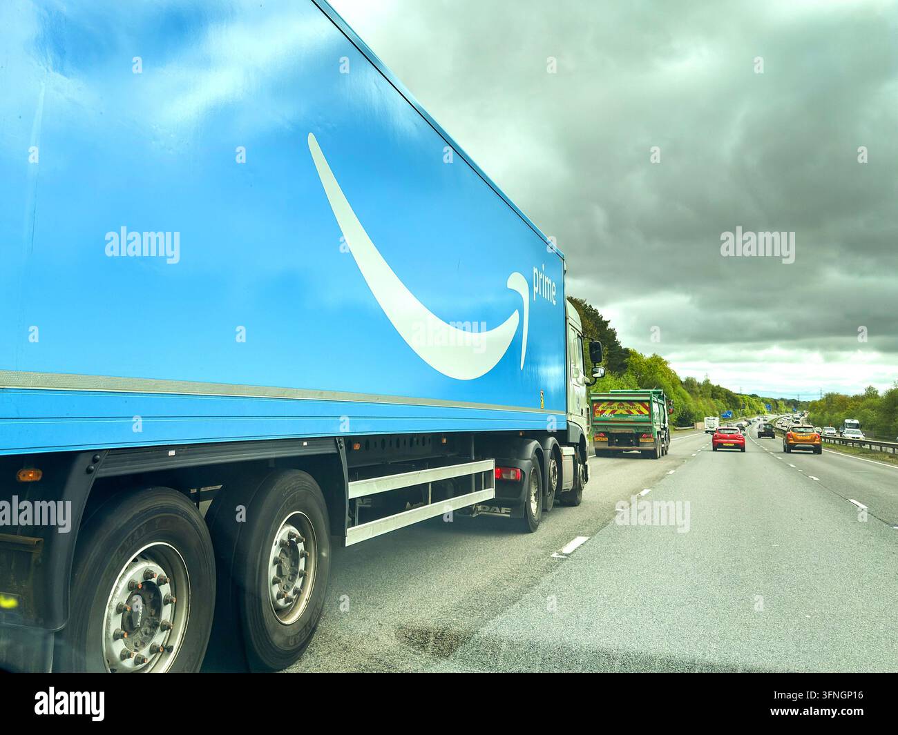 Cardiff, Galles - 26 aprile 2025: Camioncino articolato per la consegna usato da Amazon Prime in corsa sull'autostrada M4 - Immagine stock catturata con smartphone