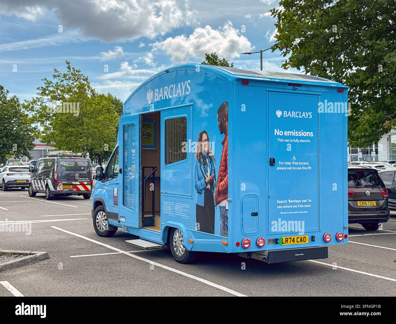 Cardiff, Galles, Regno Unito - 3 luglio 2025: Furgone mobile gestito da Barclays Bank parcheggiato in un centro commerciale Foto Stock