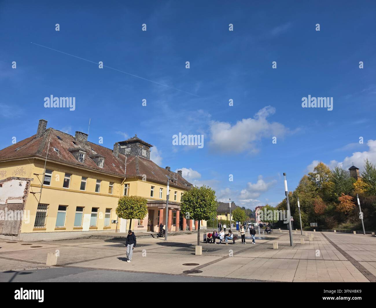 Fotografia architettonica esterna diurna con una vasta veduta di una piazza tradizionale e di un edificio municipale storico a Frankenberg, Assia - Immagine stock catturata con smartphone
