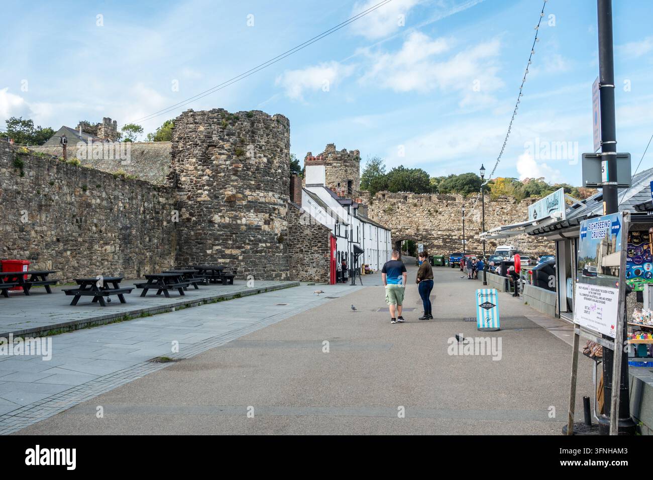 Antiche mura medievali che circondano Conwy, una storica città murata nel nord del Galles. Foto Stock
