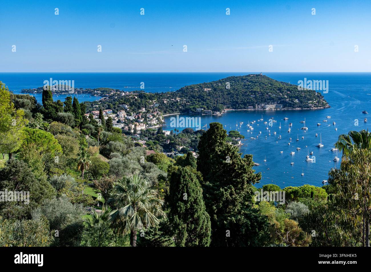 Vista di Villefranche-sur-Mer e Saint-Jean Cap Ferrat dalla Moyenne Corniche Foto Stock