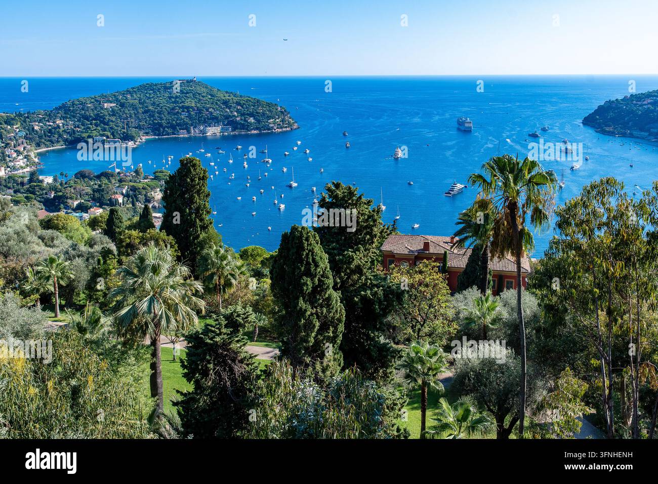 Vista di Villefranche-sur-Mer e Saint-Jean Cap Ferrat dalla Moyenne Corniche Foto Stock
