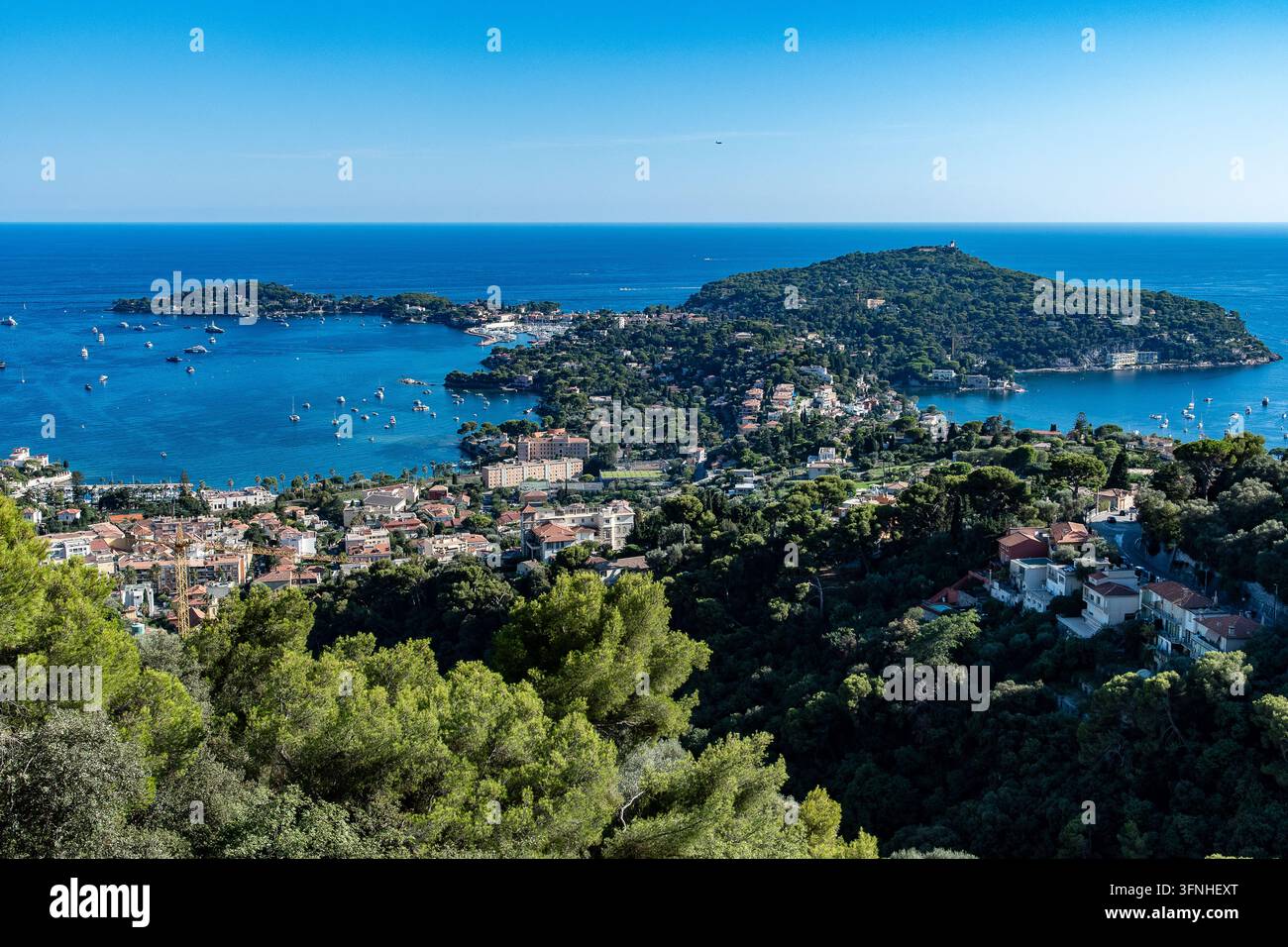 Vista di Beaulieu-Sur-Mer, Villefranche-sur-Mer e Saint-Jean Cap Ferrat dalla Moyenne Corniche Foto Stock