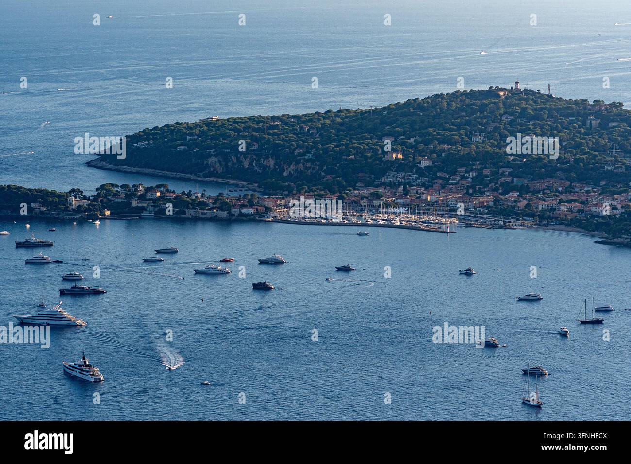 Vista di Saint-Jean Cap Ferrat dal Giardino Esotico di Eze Foto Stock