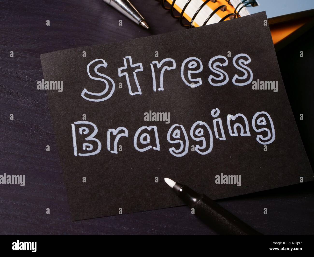 Stress vantato scritto a mano su carta che evidenzia una concorrenza malsana sul posto di lavoro. Foto Stock