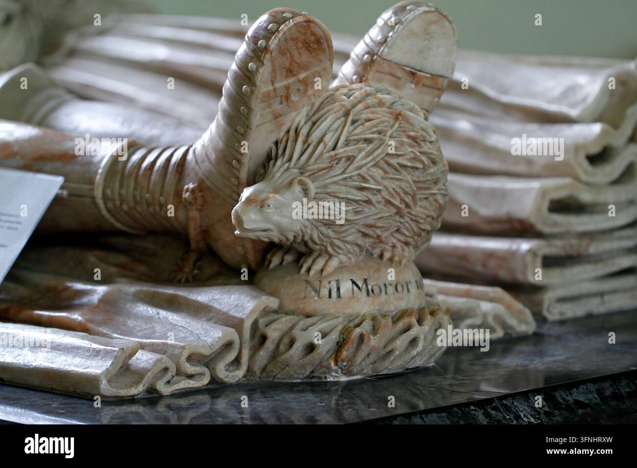 Altare-tomba di Sir John Kyrle in abito Stuart, in marmo. Nella chiesa di Much Marcle, nell'Herefordshire. Foto Stock