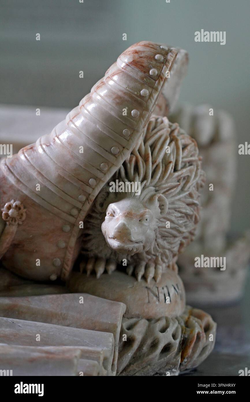Altare-tomba di Sir John Kyrle in abito Stuart, in marmo. Nella chiesa di Much Marcle, nell'Herefordshire. Foto Stock