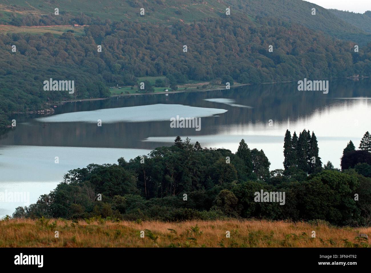 Modelli di vento che si formano su Coniston Water nel Lake District, Cumbria, Regno Unito Foto Stock