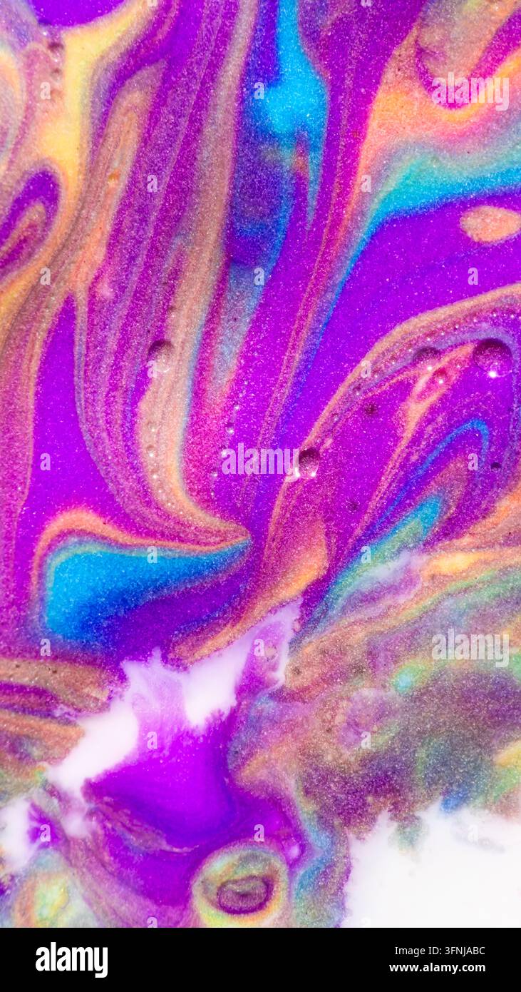 Sfondo astratto vibrante con vortici marmorizzati fluenti di viola, rosa, turchese, oro e bianco con texture scintillante glitterata e pai fluido Foto Stock