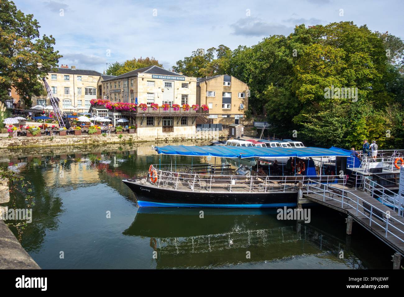 The Head of the River, un famoso pub e hotel sul fiume situato accanto al Folly Bridge sul Tamigi (localmente noto come River Isis) a Oxford Foto Stock