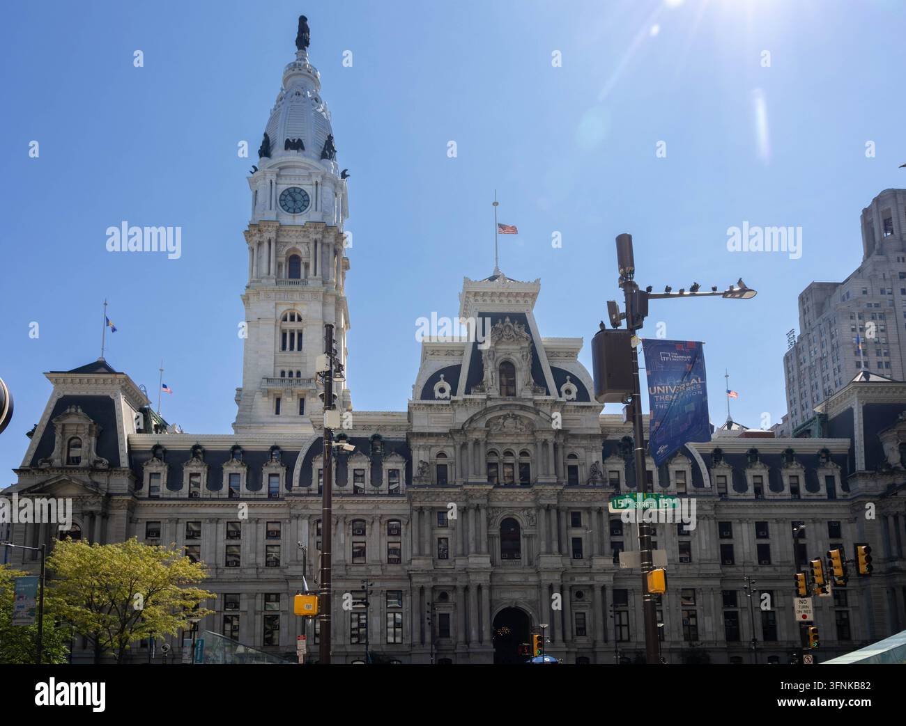 Filadelfia, Pennsylvania – 29 agosto 2026: Vista ampia e ravvicinata dei paviglioni elaborati in stile Secondo Impero francese, tetto a mansarda e torre dell'orologio di Philad Foto Stock