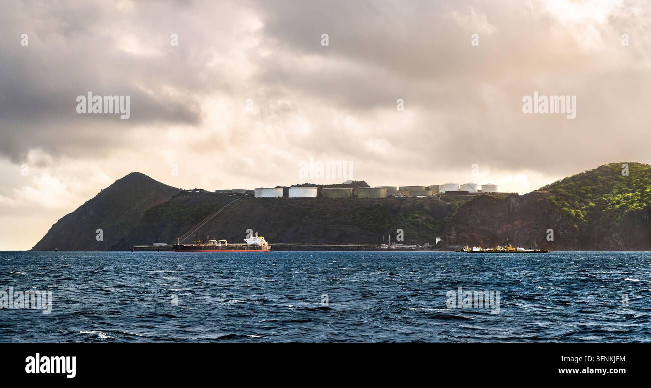 Serbatoi di stoccaggio di olio sulle colline costiere con una petroliera ormeggiata al terminal marittimo di Sint Eustatius, Paesi Bassi caraibici. Foto Stock