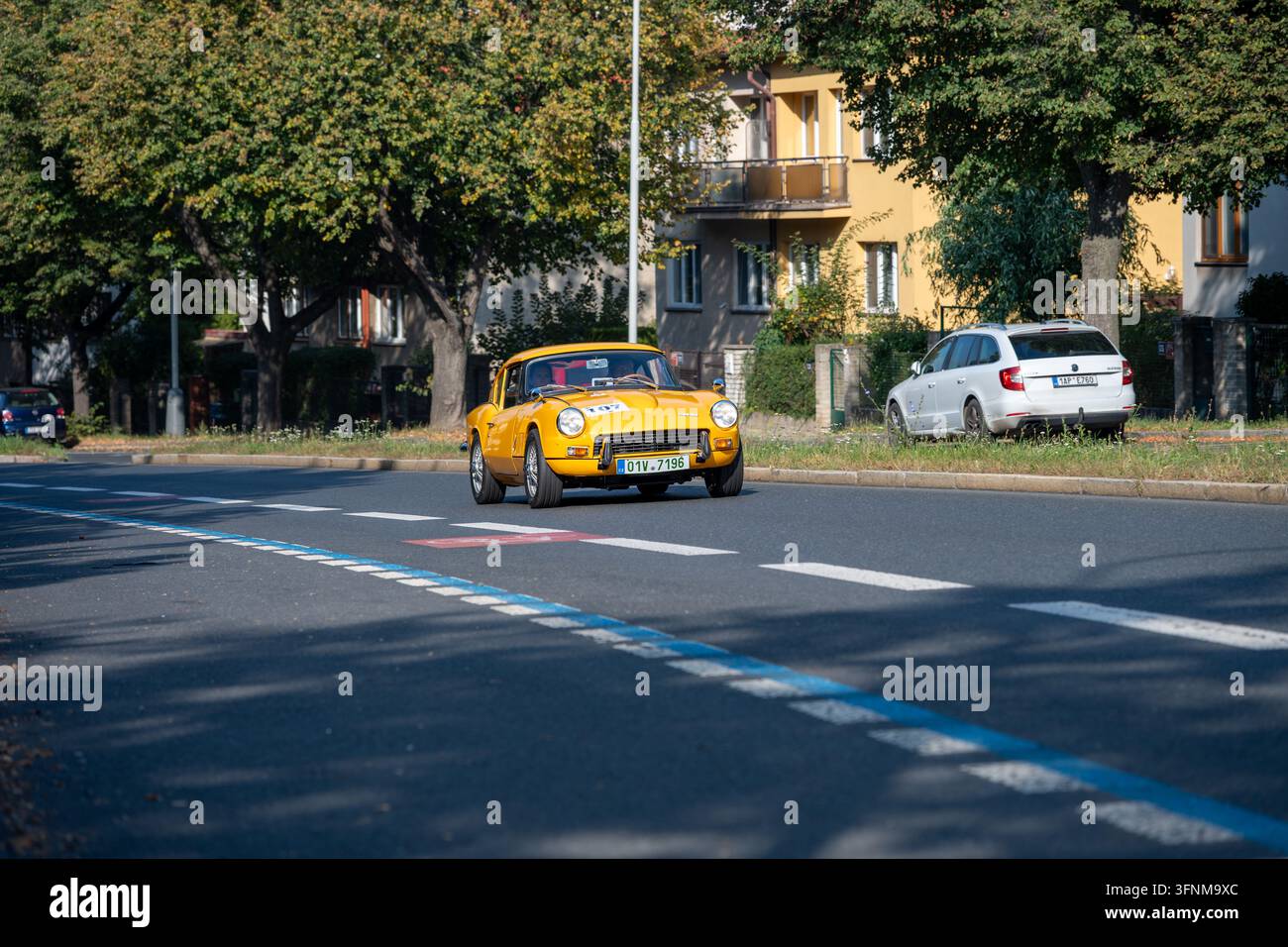 Una Triumph GT6 gialla si avvicina durante l'evento di auto classiche Pražská Noblesa 2026. Praga, Repubblica Ceca, 3 ottobre 2026. Foto Stock